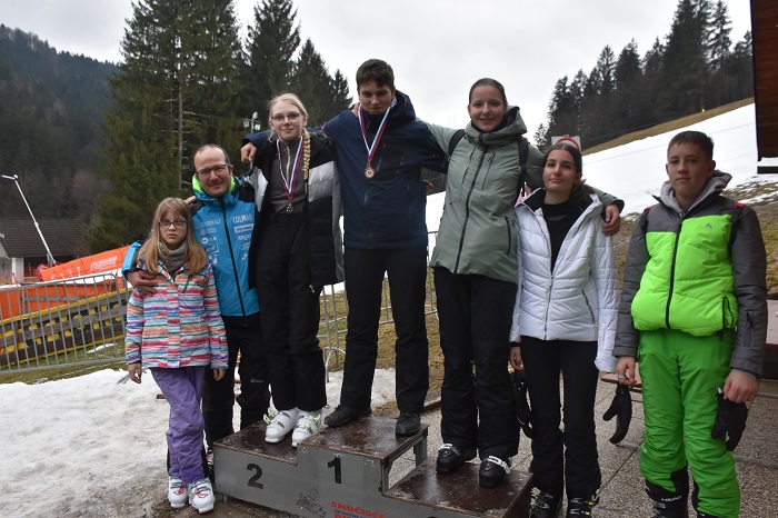 Jakob in Eva z medaljo na regijskem gasilskem veleslaloma